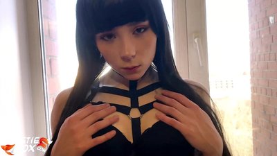 辣妹子深吸一口气，敏感地操起钱来